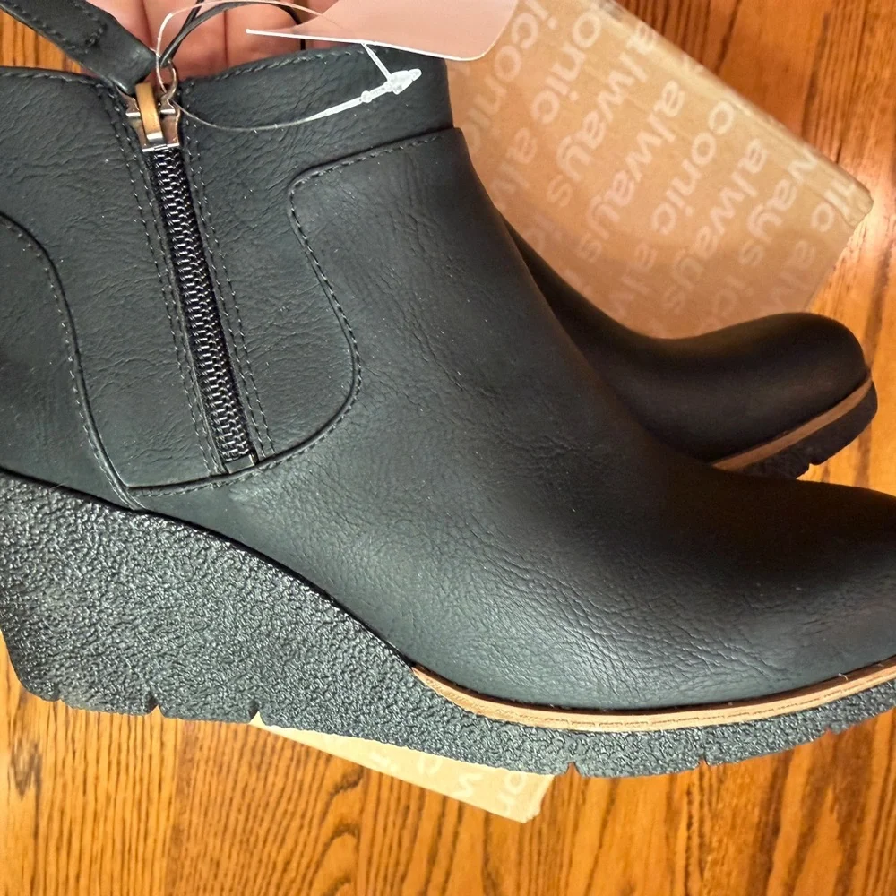 Dr. Scholl's Black Wedge Ankle‎ Boots Ladies Size 7.5 NEW